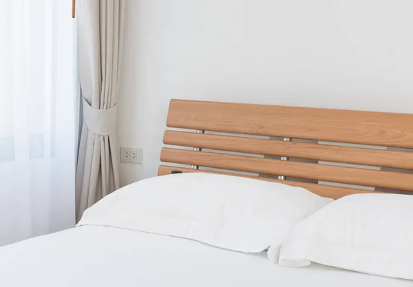 Oreillers Blancs Dans Intérieur Chambre Moderne Avec Fond Rideaux Beige — Photo