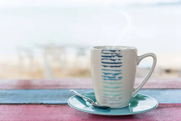 Tasse Tee Auf Vintage Holztisch Mit Verschwommenem Meeresstrand Hintergrund — Stockfoto