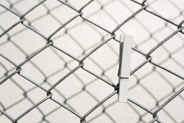 White Wooden Cloth Pin Metal Wire Fence Shadow Cement Wall — Stock Photo, Image
