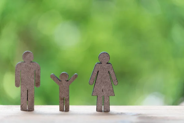 Glückliches Familienkonzept Vater Mutter Und Kind Holzmodell Mit Grünem Naturhintergrund — Stockfoto