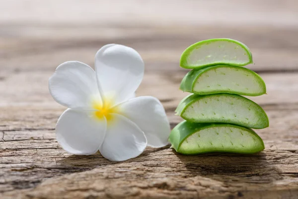 Verse Alo Vera Plumeria Spa Bloem Houten Achtergrond Spa Behandeling — Stockfoto