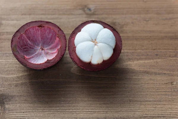 Tahta masada taze Mangosteen meyvesi Tayland 'da meyve kraliçesi, soğuk meyve
