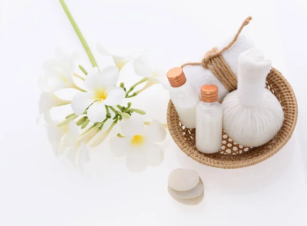 Produkty Kąpieli Pielęgnacji Skóry Kwiatem Plumeria Spa Białym Tle — Zdjęcie stockowe