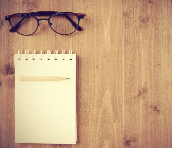 Flat Lay Notebook Lápis Marrom Óculos Óculos Sobre Fundo Mesa — Fotografia de Stock