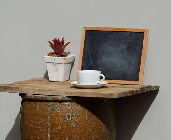 将咖啡杯放在户外露台上的古董罐子上 用白色窗帘装饰 — 图库照片