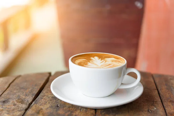 Káva Šálek Latte Art Staré Vinobraní Modré Dřevo Stůl Venkovní — Stock fotografie