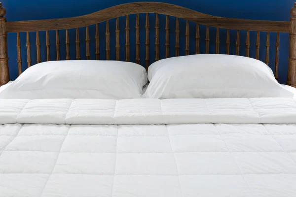 Beyaz Yatak Çarşafları Yastıklarla Konforlu Mavi Duvar Arka Planı Oda — Stok fotoğraf