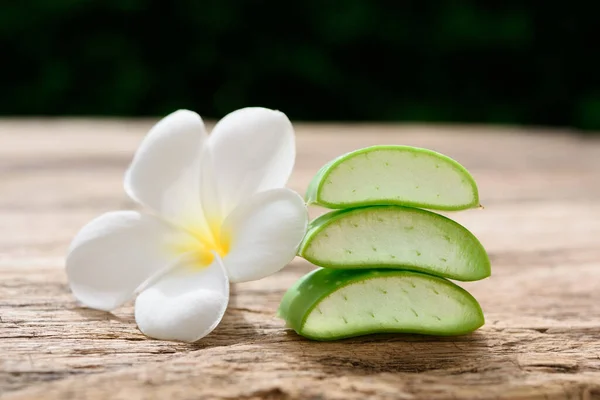 Verse Alo Vera Plumeria Spa Bloem Houten Achtergrond Spa Behandeling — Stockfoto