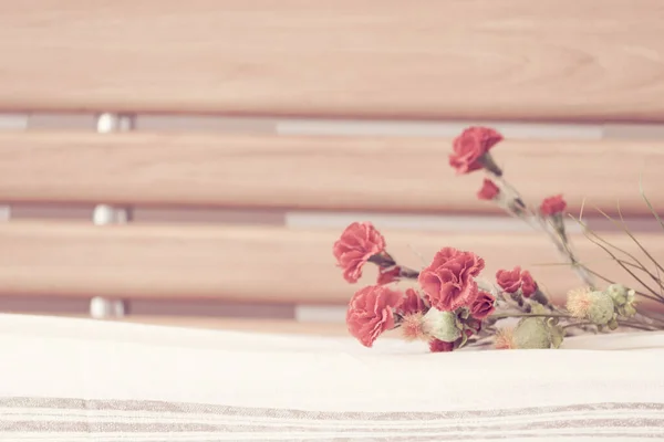 現代の寝室のインテリア レトロフィルターの花の装飾 — ストック写真