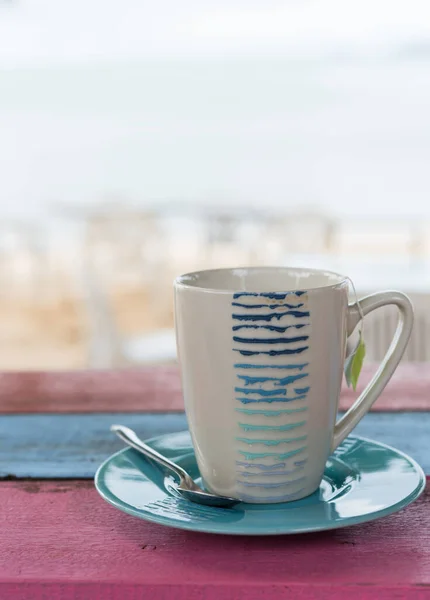 Tasse Tee Auf Vintage Holztisch Mit Verschwommenem Meeresstrand Hintergrund — Stockfoto