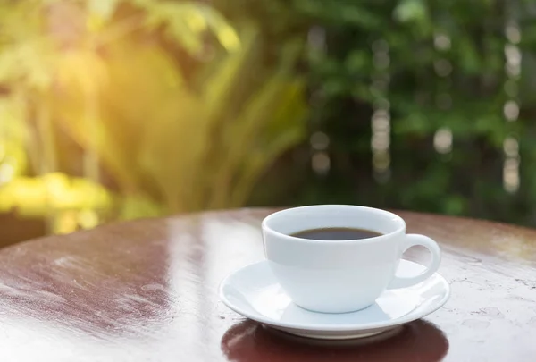 Kaffe Kopp Morgonen Sol Ljus Med Grön Trädgård Bakgrund — Stockfoto