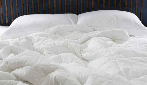Komfortable Weiße Bettwäsche Und Kissen Mit Blauem Wandhintergrund Zimmerausstattung — Stockfoto