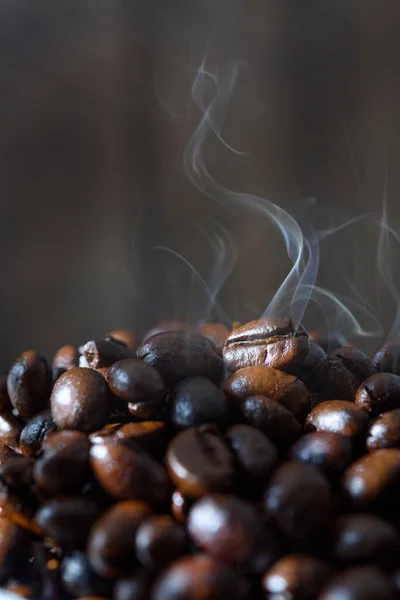 Geröstete Kaffeebohnen Mit Rauch Auf Grunge Holz Hintergrund — Stockfoto