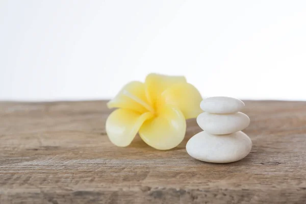 Frangipani Bloem Kaars Zen Stenen Spa Houten Tafel Isolaed Witte — Stockfoto