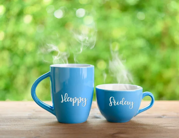 Μπλε Φλιτζάνια Καφέ Και Happy Friday Παράθεση Στο Πράσινο Θολή — Φωτογραφία Αρχείου