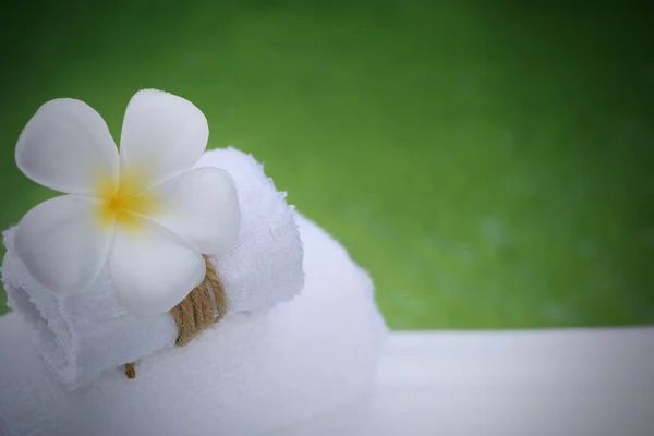 Beautiful Frangipani Spa Flower White Towel Wood Table Nature Green — Stock Photo, Image
