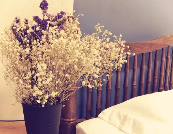 Kytice Gypsophila Statice Květiny Zdobené Vedle Bílého Lůžka — Stock fotografie