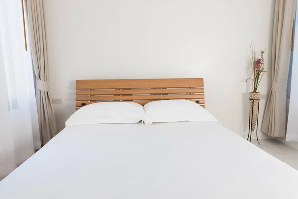 Interieur Moderne Slaapkamer Met Mooie Witte Beige Gordijnen Achtergrond Close — Stockfoto