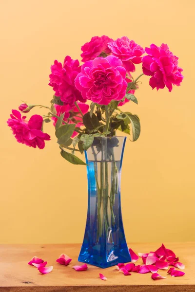 Różowy Kwiat Róż Niebieskim Wazonem Drewnianym Blatu Stołu — Zdjęcie stockowe