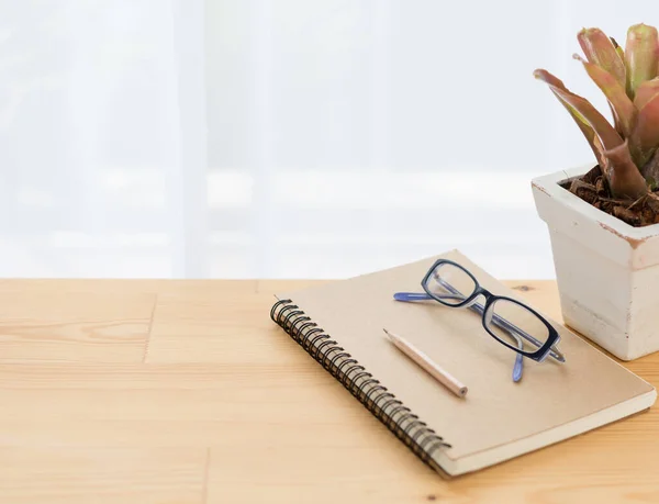 Cuaderno Anteojos Maceta Lápiz Marrón Sobre Fondo Mesa Madera — Foto de Stock