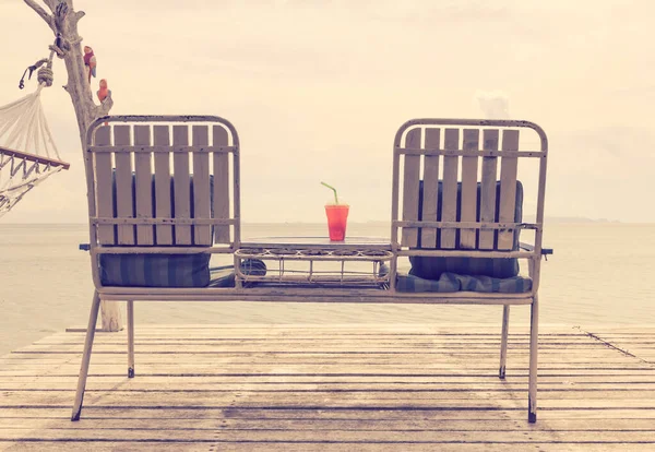 Bebida Fria Mesa Madeira Sobre Mar Azul Verão Efeito Retro — Fotografia de Stock