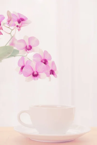 Kaffe Kopp Och Vacker Lila Orkidé Blommor Trä Bord Över — Stockfoto