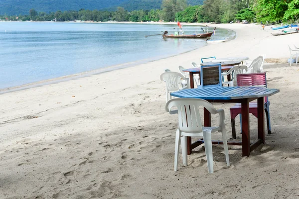 Wooden Table Chair Set White Beach Sand Blue Sea Sunny — Stock Photo, Image