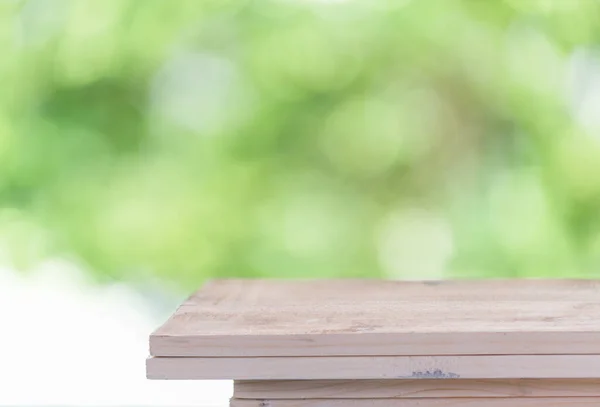 Houten Tafel Met Ruimte Voor Producten Display Natuur Groene Achtergrond — Stockfoto