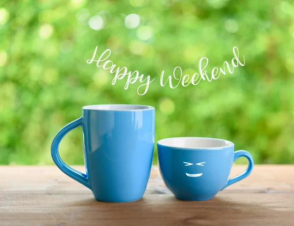 Tasses Café Bleu Texte Heureux Week End Sur Fond Vert — Photo