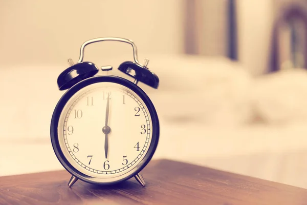 Relógio Alarme Antigo Mesa Madeira Quarto Branco Filtro Retro — Fotografia de Stock