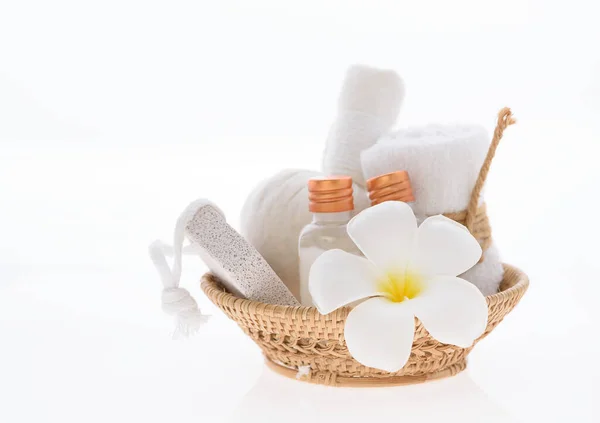 Banyo Ürünleri Cilt Bakımı Beyaz Arka Planda Plumeria Spa Çiçeği — Stok fotoğraf