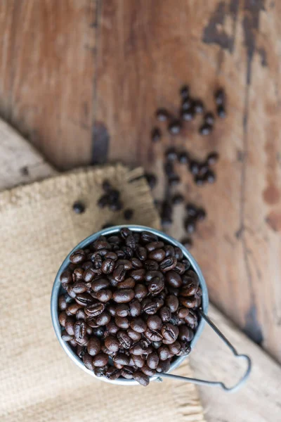 Chicchi Caffè Arrosto Pentola Zincata Fondo Grunge Legno — Foto Stock