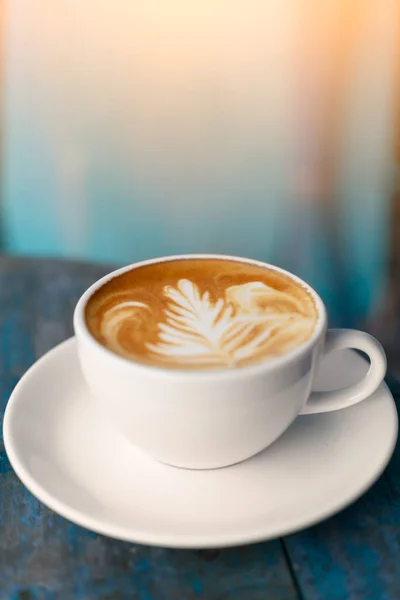 Šálek Kávy Latte Art Staré Vinobraní Modrý Dřevěný Stůl Kopírovacím — Stock fotografie