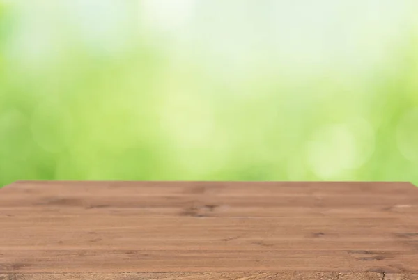 Bruine Houten Plank Met Kleurrijke Groene Wazige Achtergrond — Stockfoto