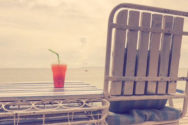 夏日蓝色海面上木制桌子上的冷饮 复古效果 — 图库照片
