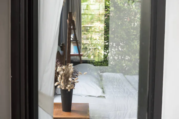 Modern Yatak Odasının Içinde Güzel Kurumuş Çiçek Buketi Seçici Bir — Stok fotoğraf