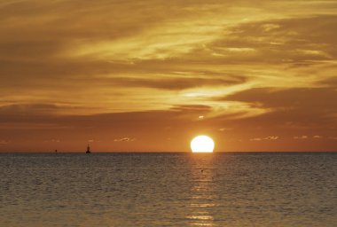 Güzel tropikal plaj Omega gün batımı altın ışıklı arka plan, Koh Samui Tayland