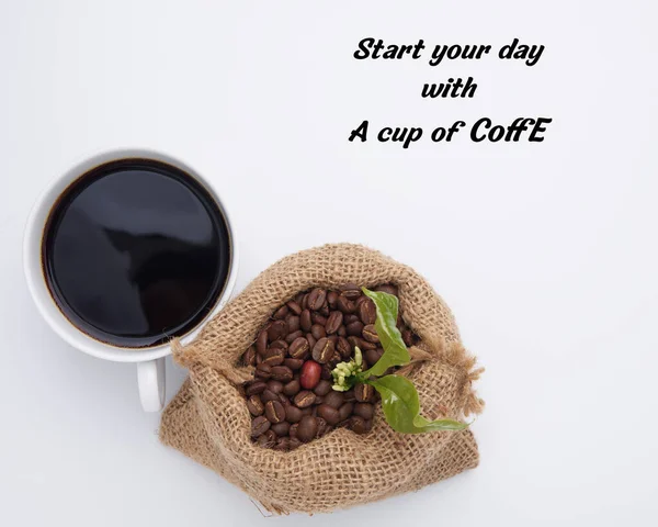 Trinken Sie Kaffeetasse Kaffeebohnen Kaffeeblume Und Grüne Blätter Hanfsacktasche Isoliert — Stockfoto