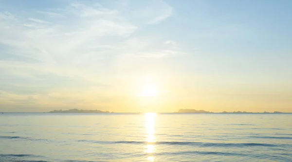 Beautiful Beach Sunrise Blue Sea Golden Light Sky Cloud Background — Stock Photo, Image