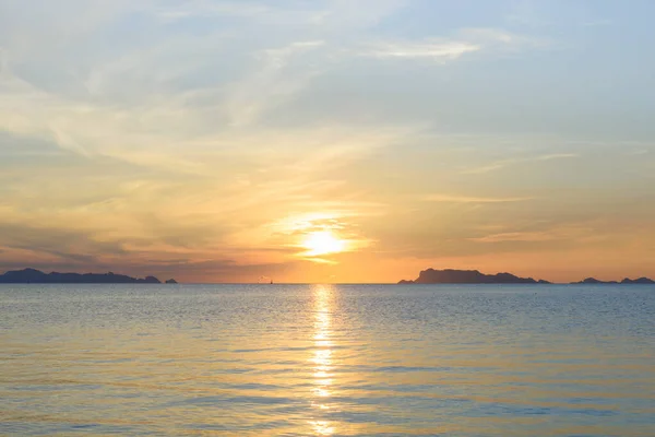Mooie Strand Zonsondergang Met Blauwe Zee Gouden Licht Hemel Wolk — Stockfoto