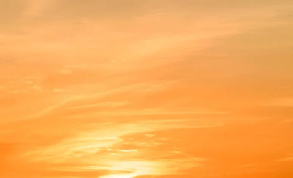 希望的天空和新的生命 戏剧性的橙色云彩背景 — 图库照片