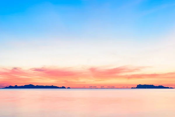 Vacker Strand Solnedgång Med Blått Hav Och Gyllene Ljus Himmel — Stockfoto