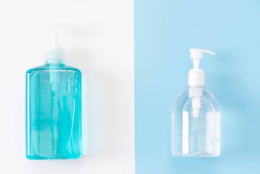 Beyaz ve mavi dezenfektan şişeleri veya el hijyeni için sıvı sabun iki ton arkaplan üzerinde korona virüsünden korumak için, düz yatıyordu