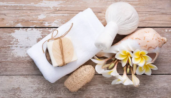 温泉健康 热带水仙花 椰子香皂 海贝壳 白色毛巾和木制背景的按摩药草压力 — 图库照片