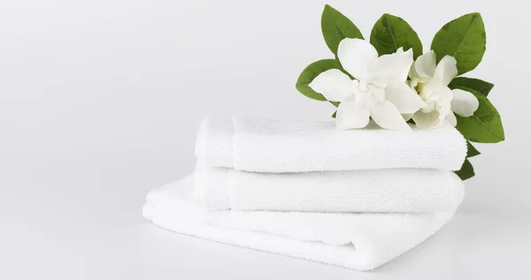 Spa Gezondheidszorg Concepten Setup Met Stapel Witte Handdoeken Tropische Gardenia — Stockfoto