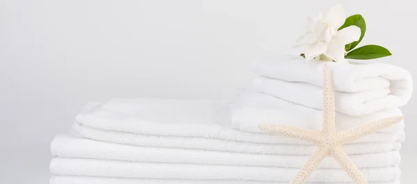Spa Gezondheidszorg Concepten Setup Met Stapel Witte Handdoeken Ster Vis — Stockfoto