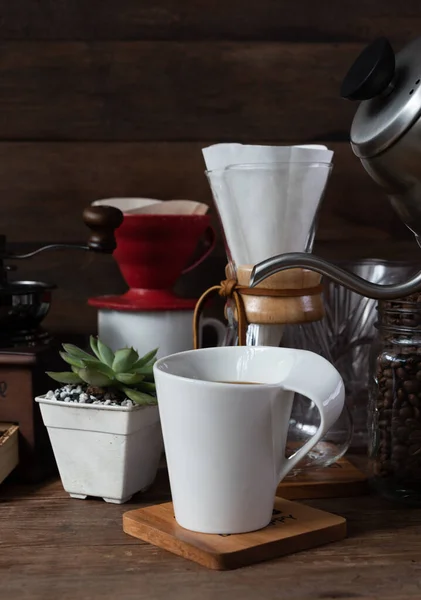 Koffie Druppelset Met Geroosterde Bonen Waterkoker Molen Witte Beker Bloempot — Stockfoto