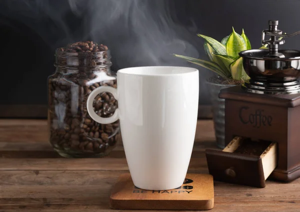 Vapor Xícara Café Com Moedor Feijão Torrado Vaso Flores Fundo — Fotografia de Stock