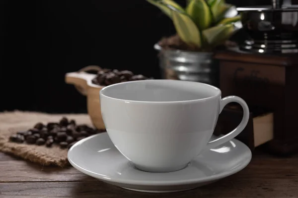 Witte Koffiebeker Koffiemolen Geroosterde Bonen Glazen Pot Houten Tafel Met — Stockfoto
