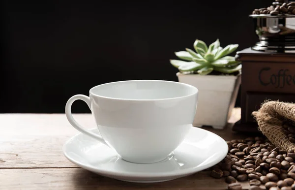 Taza Café Vapor Con Molinillo Frijoles Asados Maceta Flores Sobre — Foto de Stock